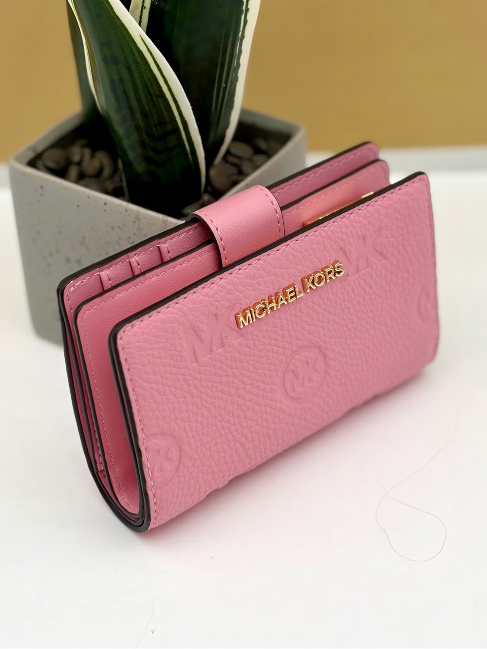 MICHAEL KORS Jet Set Travel Medium Logo Debossed Billfold Wallet carnation
